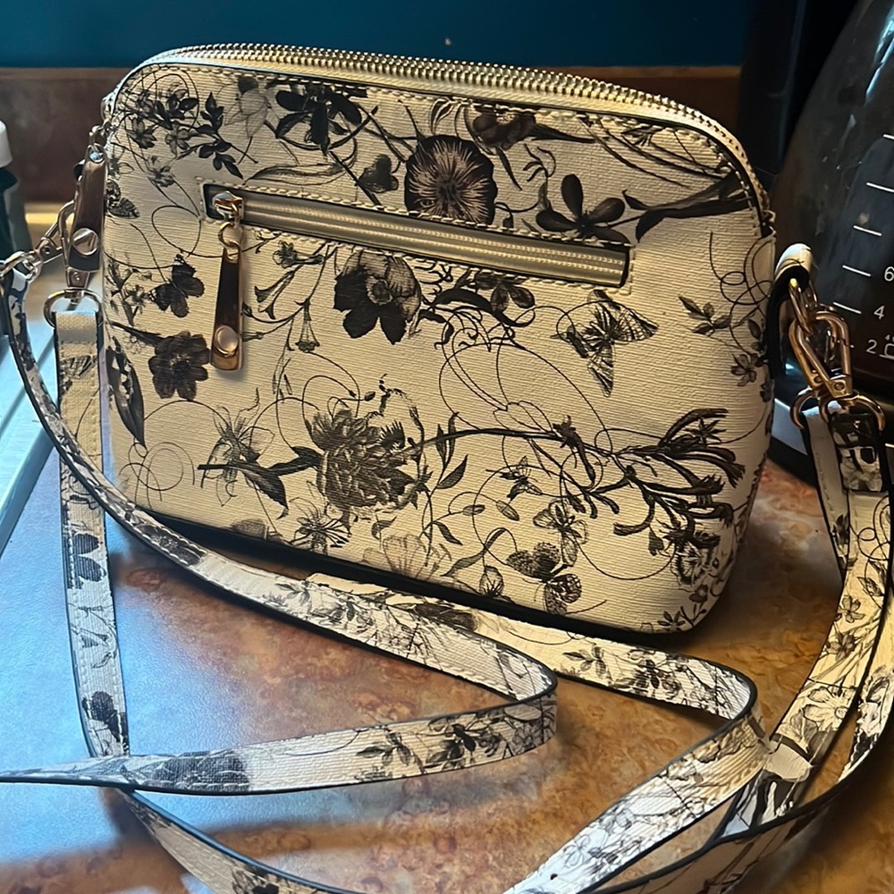Cute as a button black and white purse!